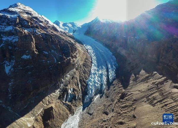 鸟瞰神秘的曲登尼玛冰川