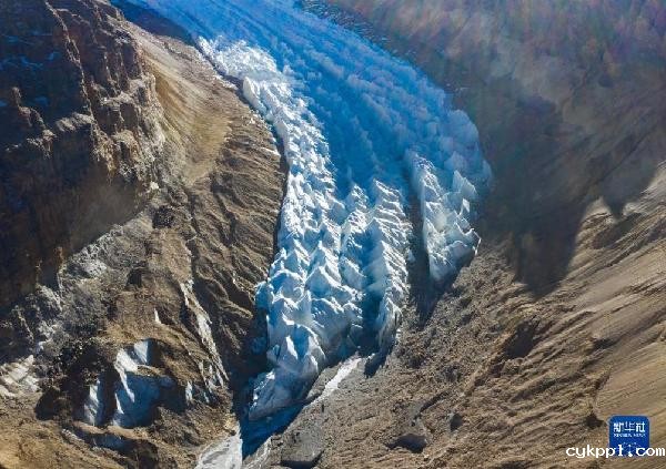 鸟瞰神秘的曲登尼玛冰川