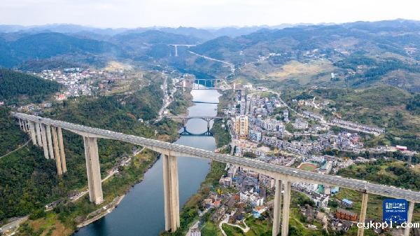 新华全媒+丨飞越“中国桥梁博物馆”