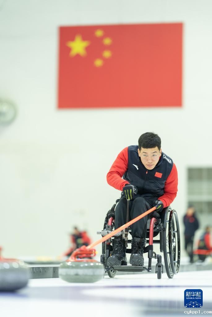 冰壶队、冰球队备战北京冬残奥会
