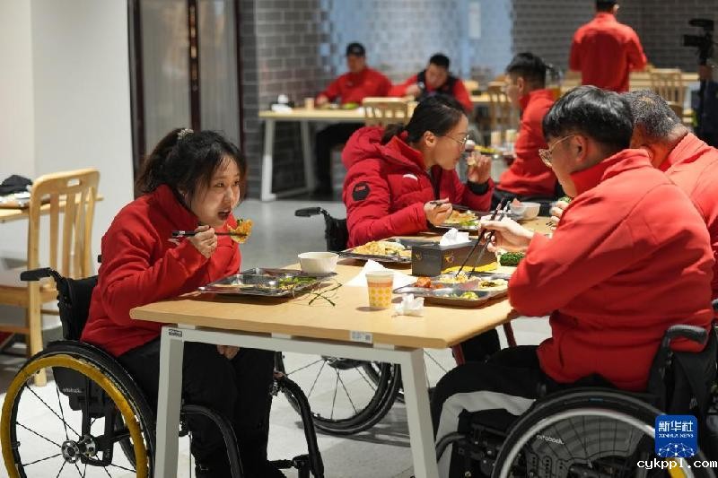 冰壶队、冰球队备战北京冬残奥会