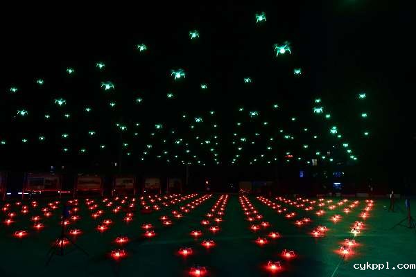 云南彝良：千架无人机夜秀迎新年