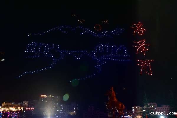 云南彝良：千架无人机夜秀迎新年
