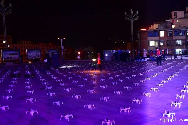 云南彝良：千架无人机夜秀迎新年