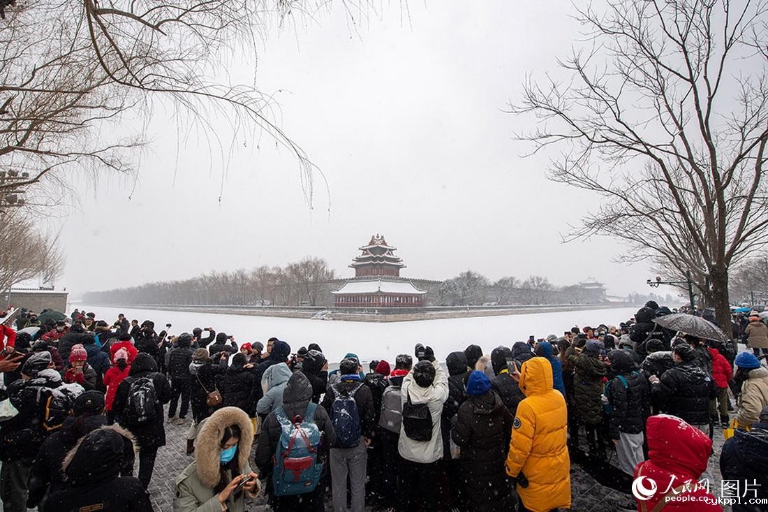 2月13日，雪中的故宫角楼，引来无数市民及游客驻足赏景。人民网记者翁奇羽摄