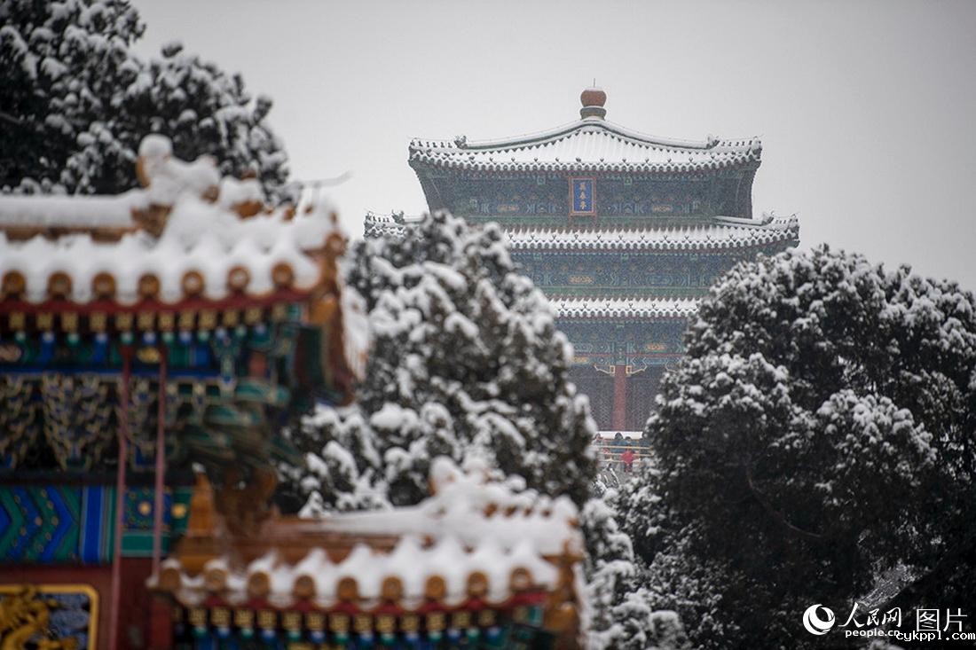 2月13日，景山公园中的万春亭银装素裹。人民网记者翁奇羽摄