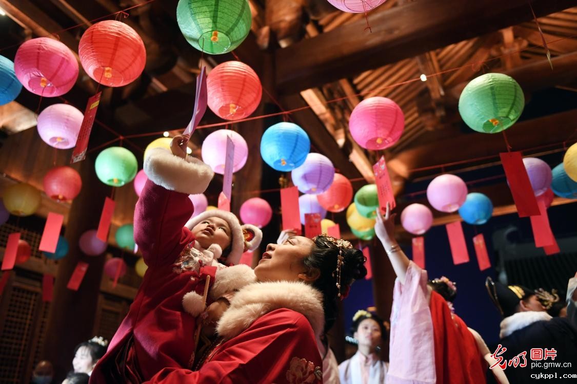 两岸同胞张灯结彩共迎元宵