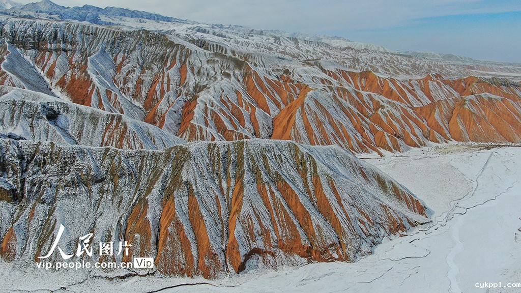 甘肃阿克塞：雪后丹霞美景如画