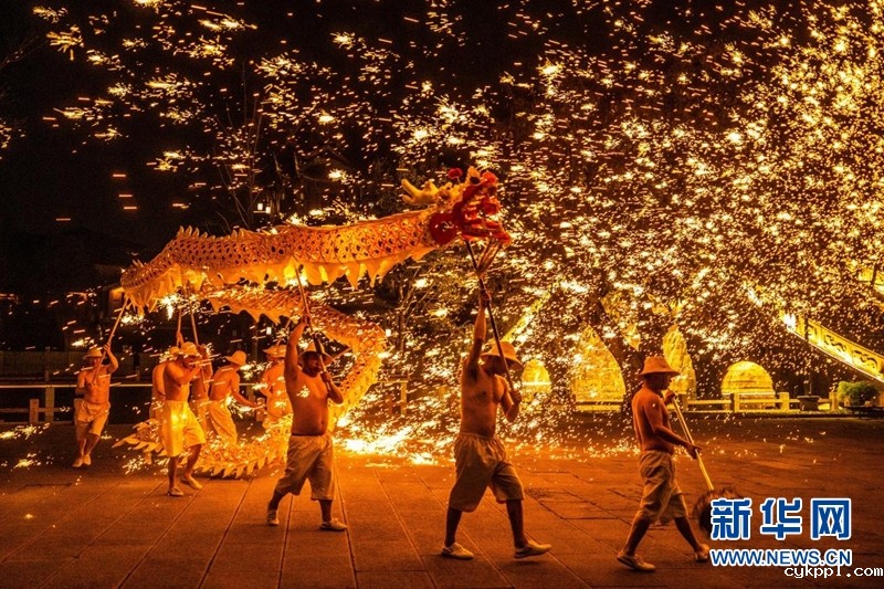 火龙灯舞：火树银花迸发的视觉盛宴