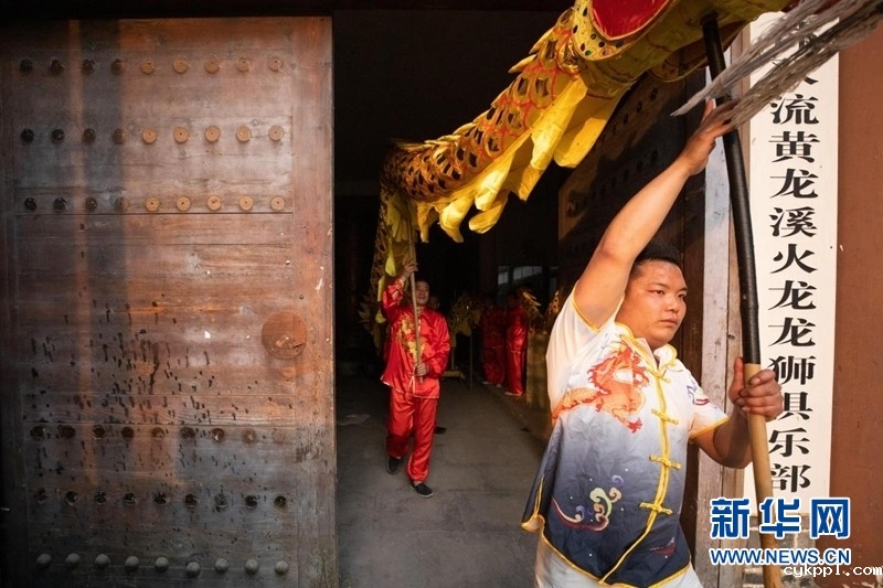 火龙灯舞：火树银花迸发的视觉盛宴