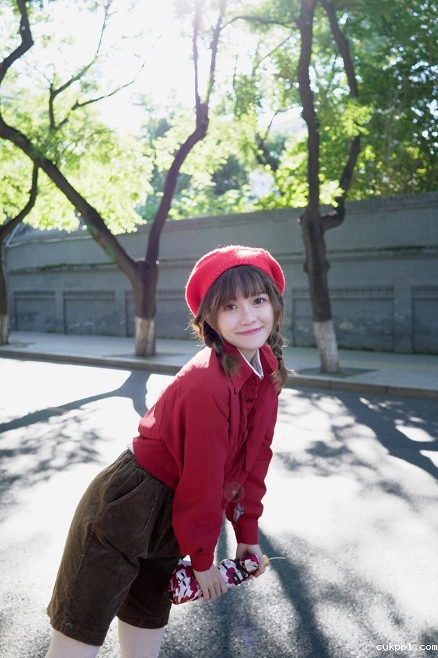 如何用索尼 ZV-E10 与小蛋糕镜头街拍少女人像