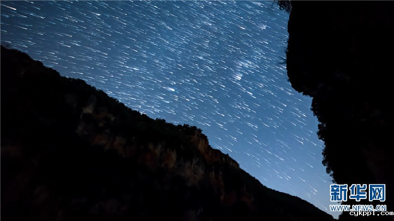 满船清梦压星河 赏云南抚仙湖壮美星轨