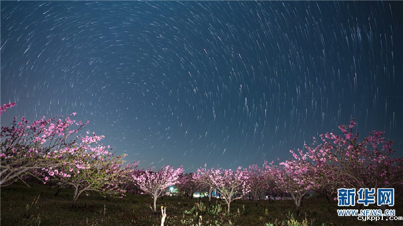 满船清梦压星河 赏云南抚仙湖壮美星轨