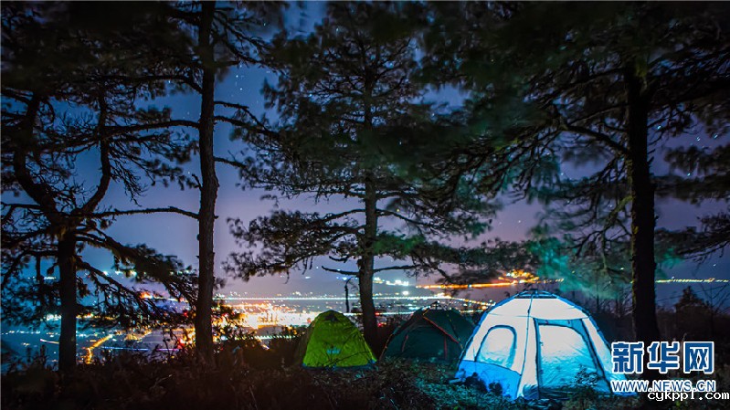 满船清梦压星河 赏云南抚仙湖壮美星轨