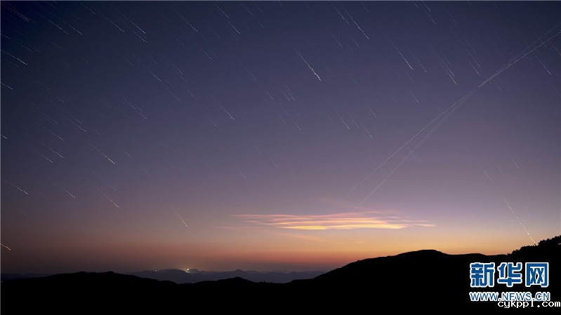 满船清梦压星河 赏云南抚仙湖壮美星轨