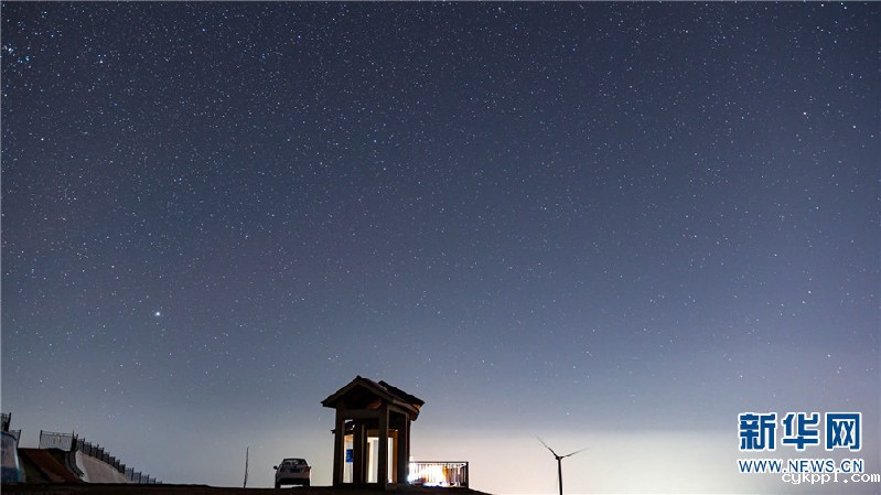 满船清梦压星河 赏云南抚仙湖壮美星轨