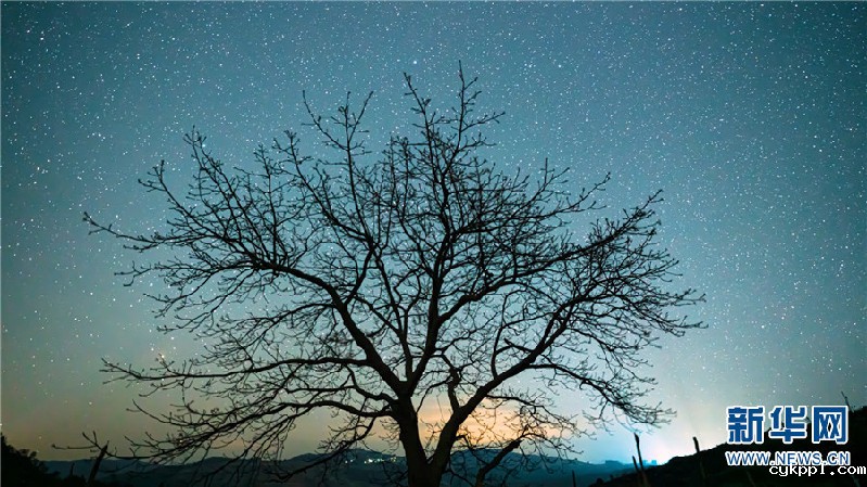 满船清梦压星河 赏云南抚仙湖壮美星轨