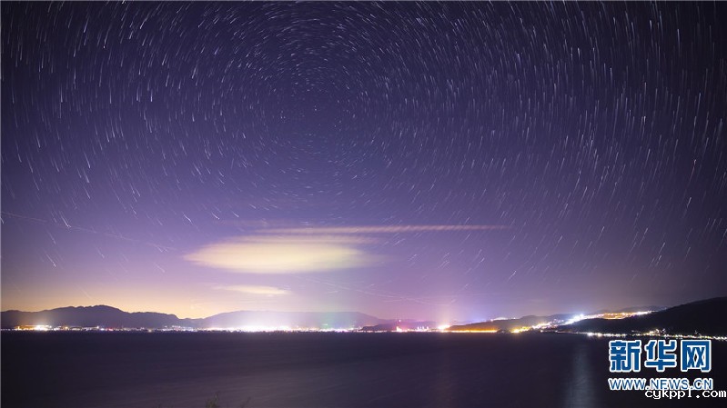满船清梦压星河 赏云南抚仙湖壮美星轨