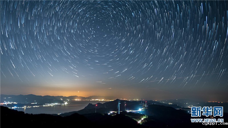 满船清梦压星河 赏云南抚仙湖壮美星轨