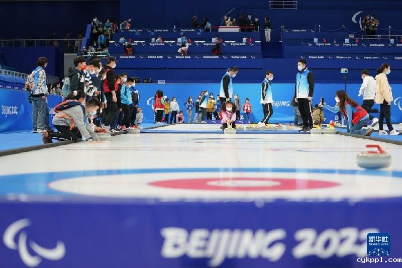 新华全媒+丨“冰立方”成为北京冬奥会首个开放公众体验场馆