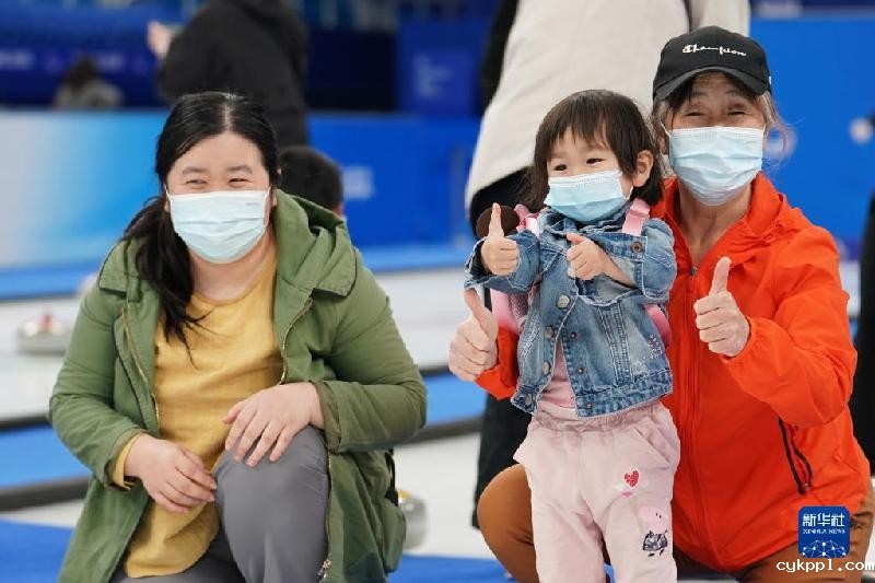 新华全媒+丨“冰立方”成为北京冬奥会首个开放公众体验场馆