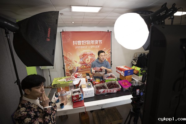 2022年旺旺杯“春节七天乐”新闻摄影征集活动定评会举行 2022年旺旺杯“春节七天乐”新闻摄影征集活动定评会举行