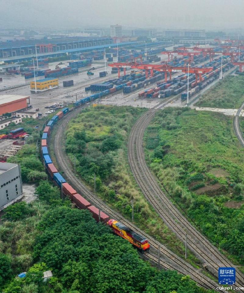 新华全媒+丨全国首趟陆海新通道中老铁路“铁路快通”出境班列开行