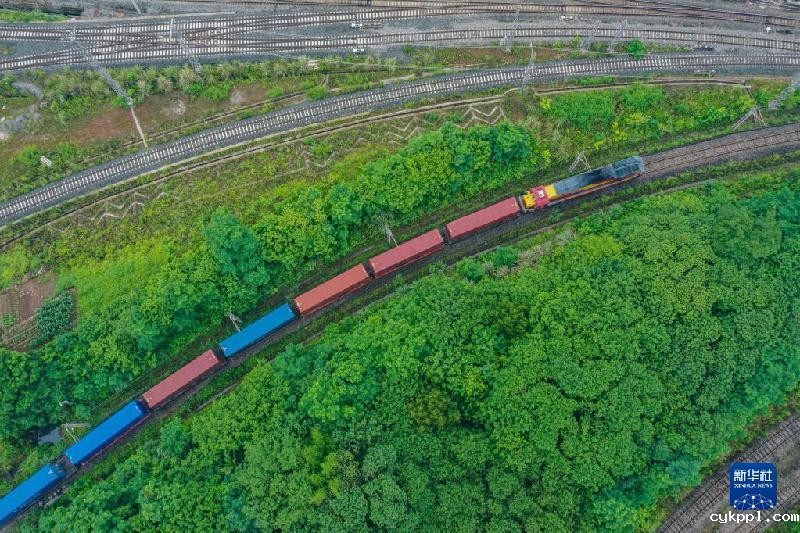 新华全媒+丨全国首趟陆海新通道中老铁路“铁路快通”出境班列开行