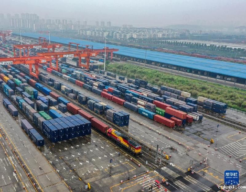 新华全媒+丨全国首趟陆海新通道中老铁路“铁路快通”出境班列开行