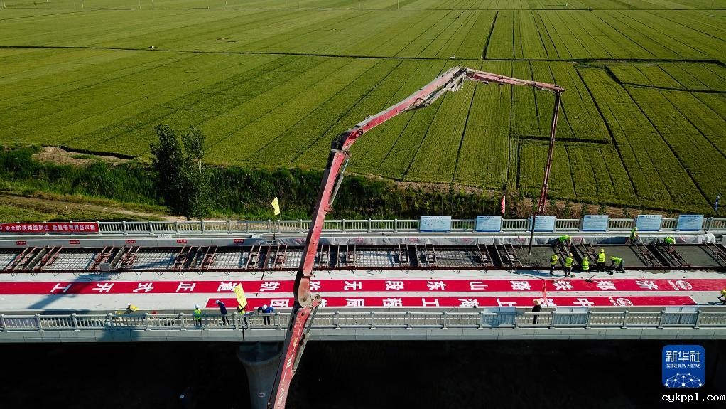 防控建设“双统筹” 济郑高铁无砟轨道施工开始