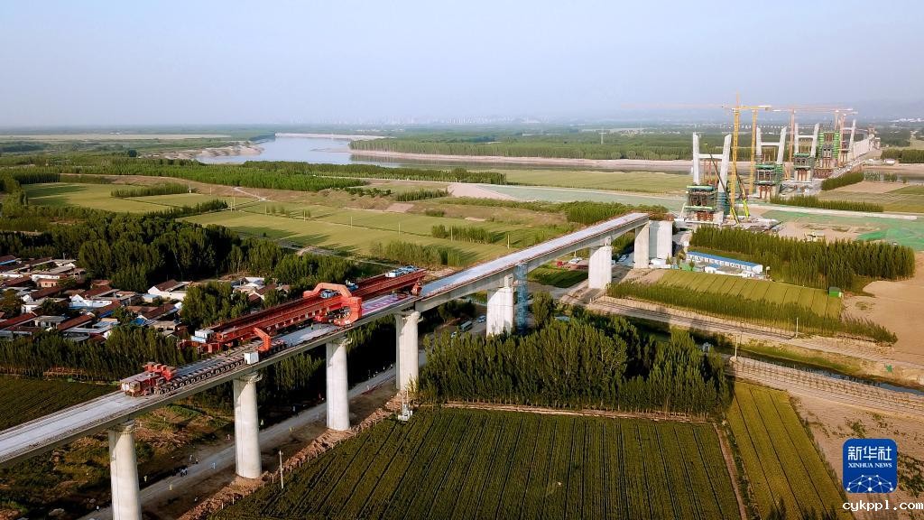 防控建设“双统筹” 济郑高铁无砟轨道施工开始