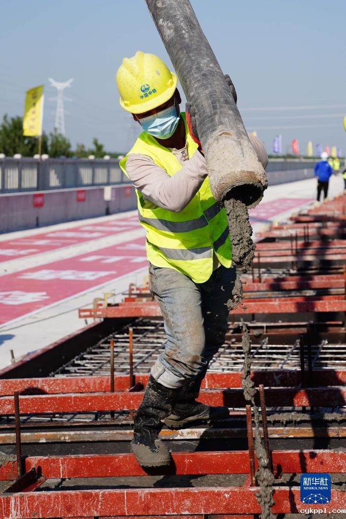 防控建设“双统筹” 济郑高铁无砟轨道施工开始