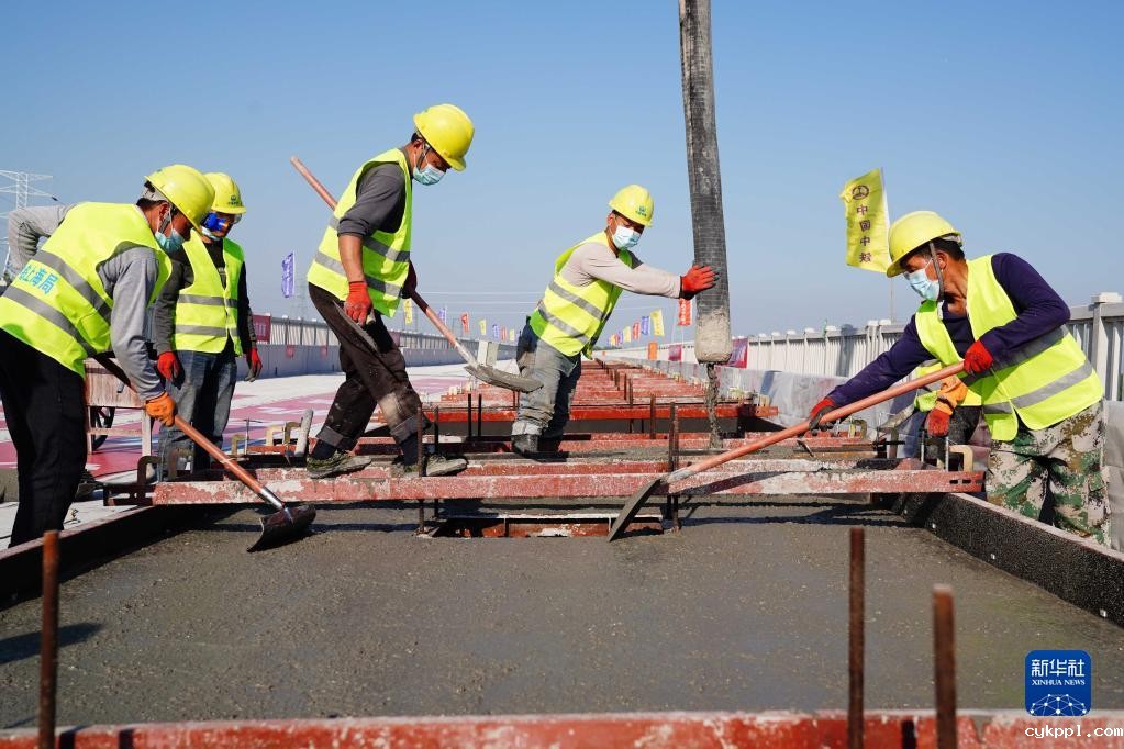 防控建设“双统筹” 济郑高铁无砟轨道施工开始