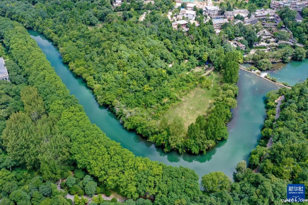 贵阳：夏日黄金大道景如画