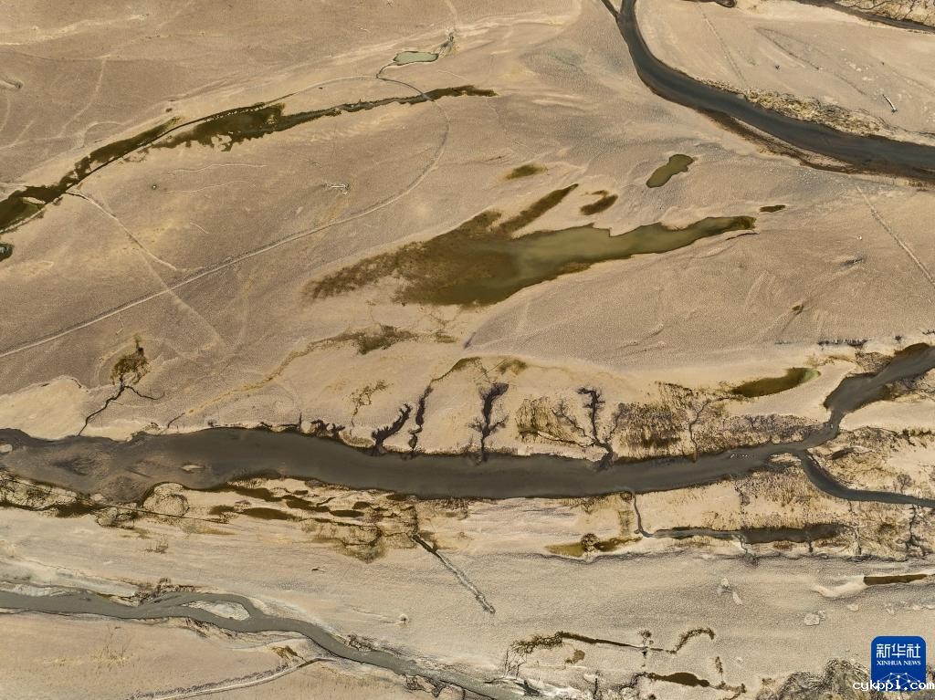 河南：小浪底库区现黄河“沙画”