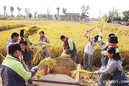 用光影留存时代的“变”与“不变”——记摄影家王玉华