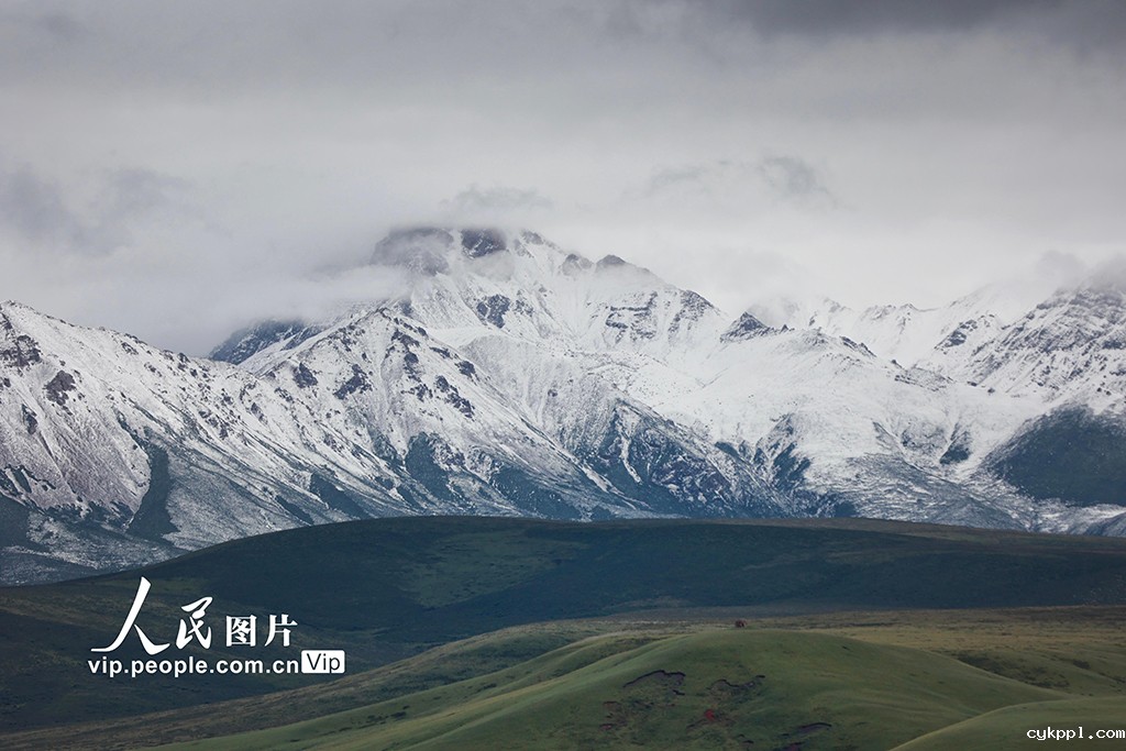 甘肃山丹马场：雨后草原风光如画