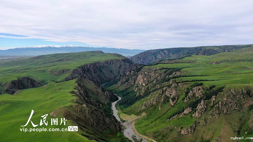 甘肃山丹马场：雨后草原风光如画