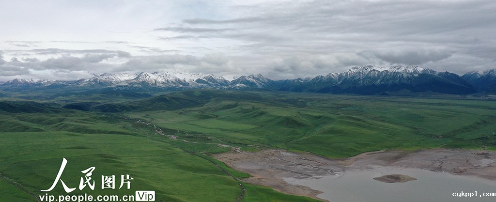 甘肃山丹马场：雨后草原风光如画