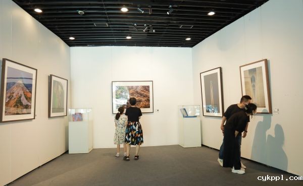 “中国摄影名家百人百幅作品收藏大展”在京举办