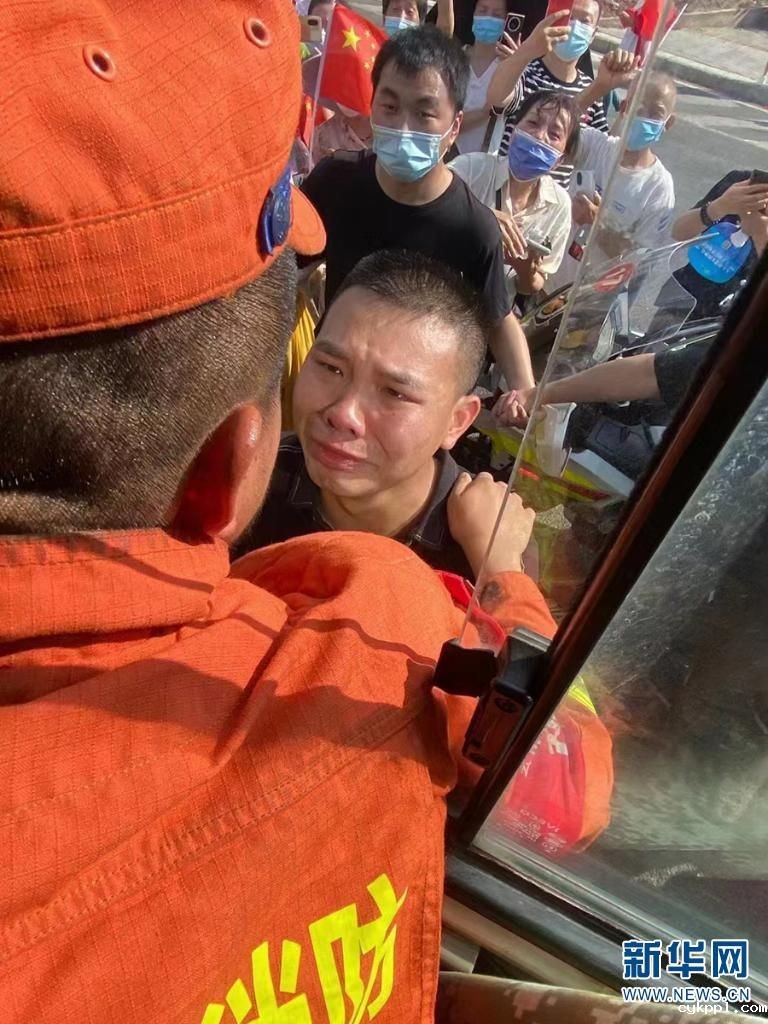 重庆市民欢送云南救火英雄