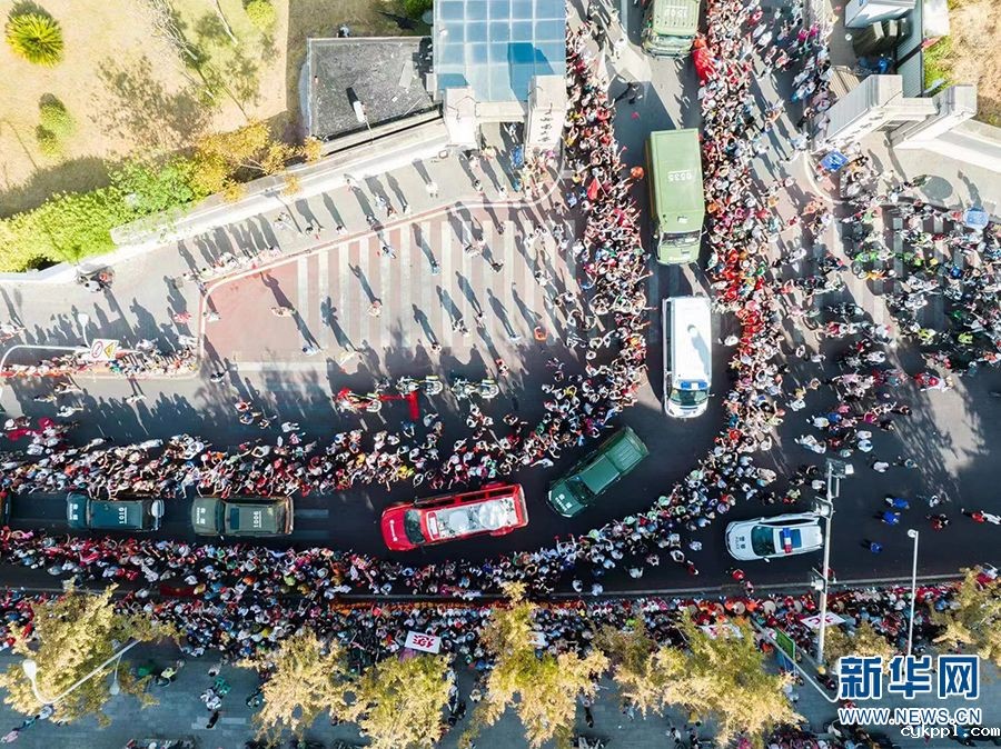 重庆市民欢送云南救火英雄