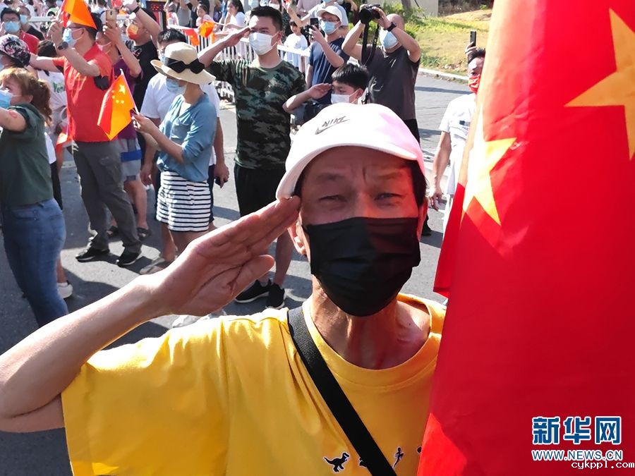 重庆市民欢送云南救火英雄