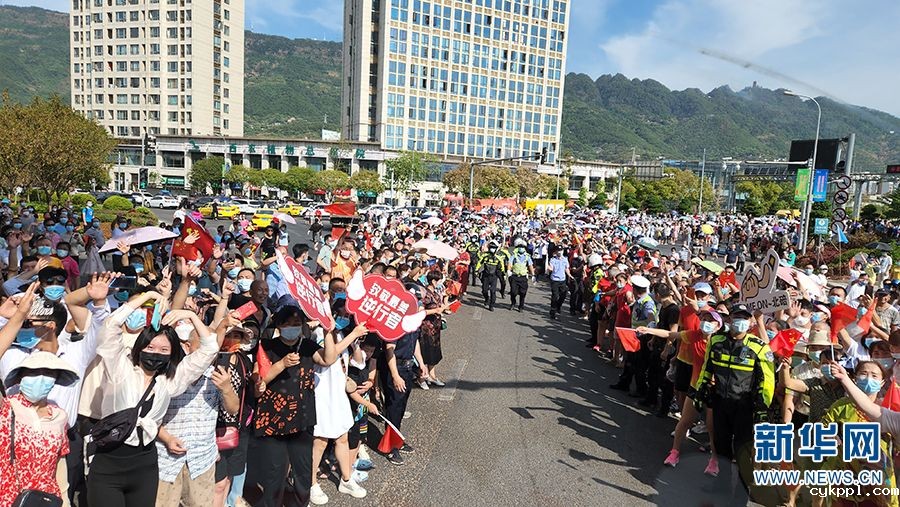 重庆市民欢送云南救火英雄