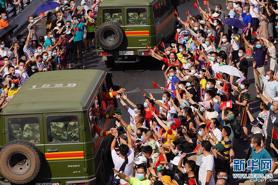 重庆市民欢送云南救火英雄
