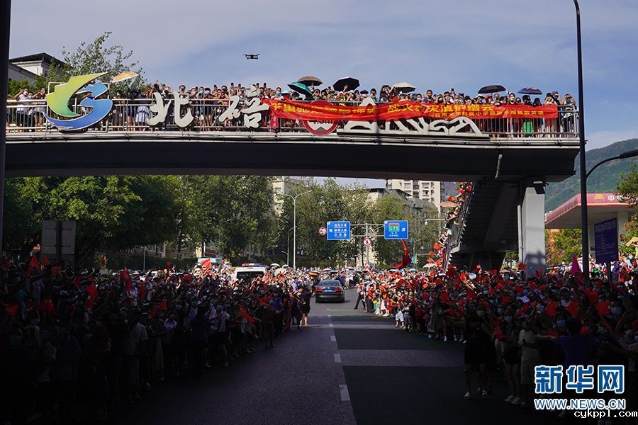 重庆市民欢送云南救火英雄