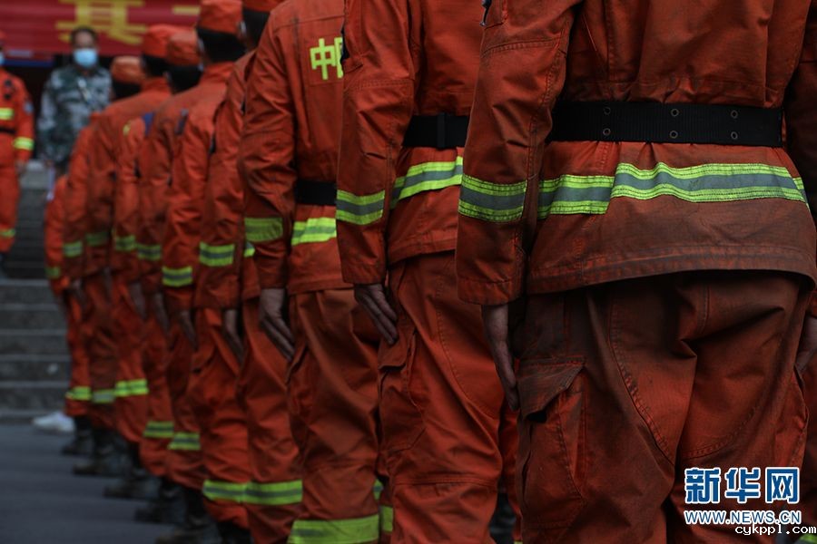 重庆市民欢送云南救火英雄