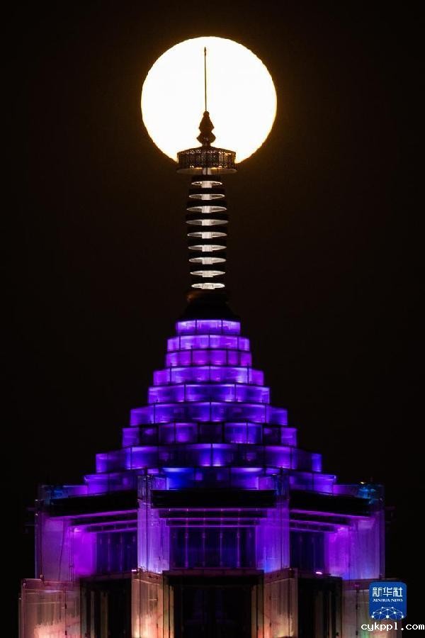 诗意中国——平分秋色一轮满,长伴云衢千里明