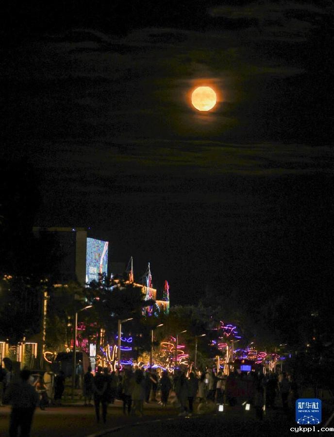 诗意中国——平分秋色一轮满,长伴云衢千里明