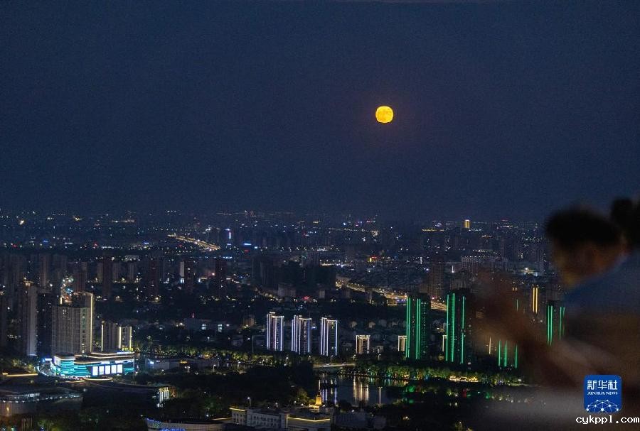 诗意中国——平分秋色一轮满,长伴云衢千里明